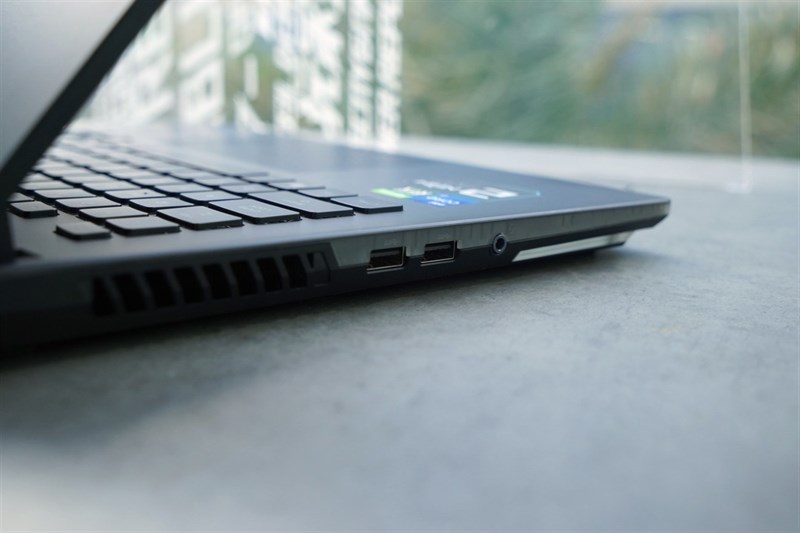 Cạnh trái của ASUS ROG Strix SCAR 15 (2022). Nguồn: ASUS. Cạnh trái của ASUS ROG Strix SCAR 15 (2022). Nguồn: ASUS.
