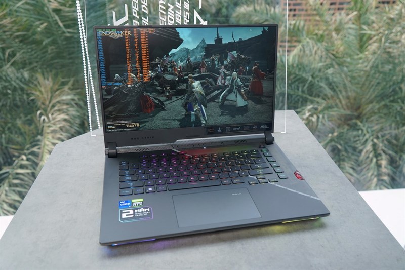 ROG Strix SCAR 15 còn nổi bật với RAM DDR5 thế hệ mới với xung nhịp lên tới 4.800 MHz và SSD PCIe Gen 4×4 ROG Strix SCAR 15 còn nổi bật với RAM DDR5 thế hệ mới với xung nhịp lên tới 4.800 MHz và SSD PCIe Gen 4×4. Nguồn: ASUS.