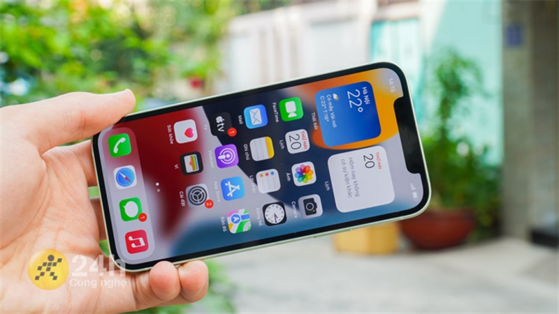 iPhone 12 mang đến một không gian hiển thị tuyệt vời. iPhone 12 mang đến một không gian hiển thị tuyệt vời.
