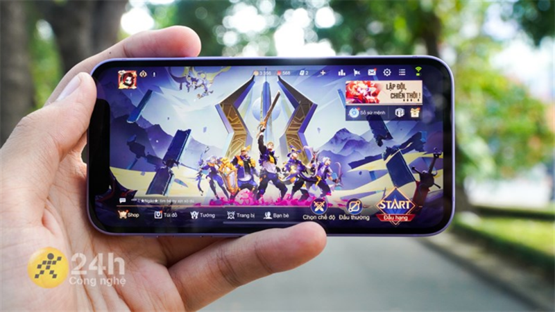 iPhone 12 mini cho bạn thoải mái xem những bộ phim yêu thích mùa Tết hay chiến những trận game cùng bạn bè iPhone 12 mini cho bạn thoải mái xem những bộ phim yêu thích mùa Tết hay chiến những trận game cùng bạn bè