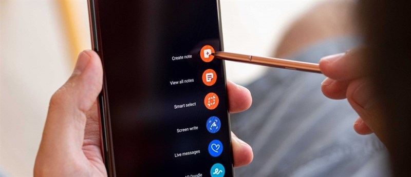 Bút S Pen tích hợp trong Galaxy S22 Ultra sẽ không làm ảnh hưởng đến dung lượng pin Bút S Pen tích hợp trong Galaxy S22 Ultra sẽ không làm ảnh hưởng đến dung lượng pin