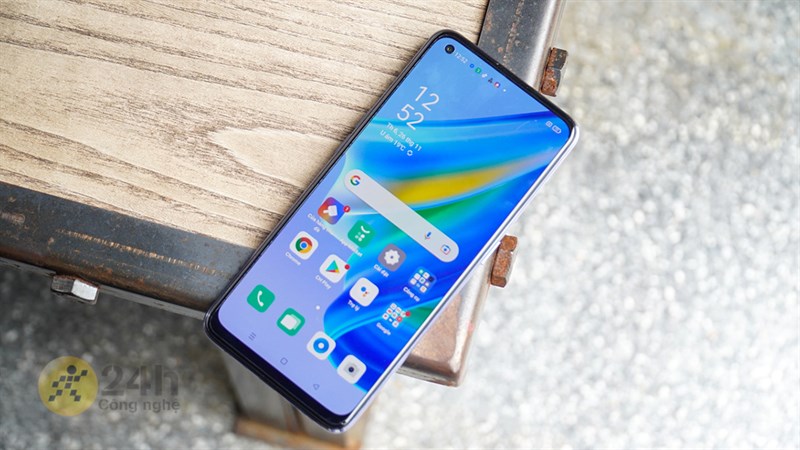 Mặt trước của OPPO A95 dùng kiểu thiết kế đục lỗ phổ biến