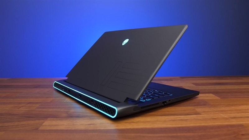 Dell Alienware m15 R6 mang thiết kế hầm hố như một chiếc phi thuyền không gian cùng logo người ngoài hành tinh quen thuộc