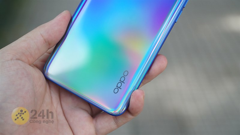 Mặt lưng của OPPO A55 có hiệu ứng chuyển sắc đẹp mắt