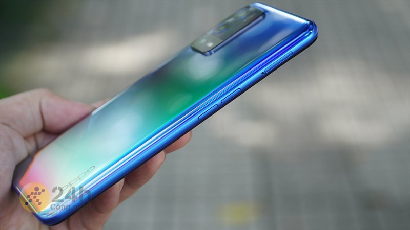 Cạnh trái của OPPO A55