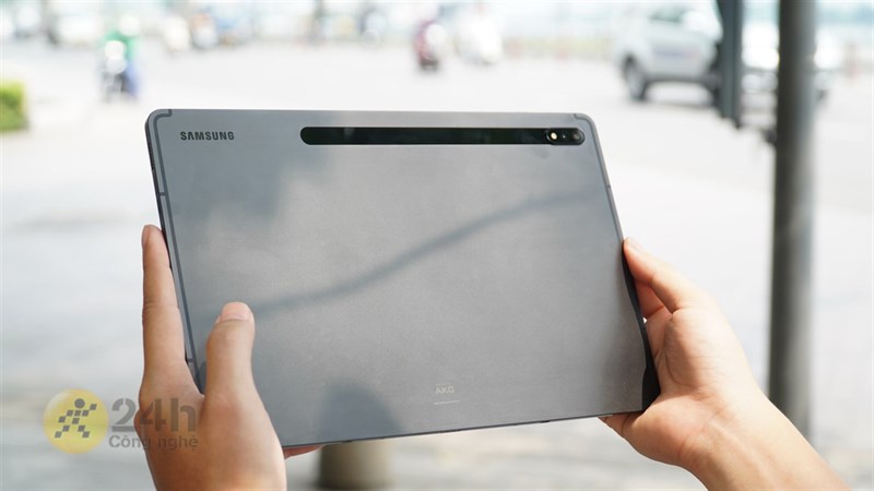 Mặt lưng Galaxy Tab S8+ vẫn sẽ có 2 dải ăng ten cùng cụm camera kép giống như bản tiêu chuẩn.