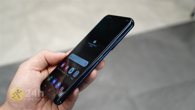 Cạnh phải của Galaxy S22 là nơi đặt cụm phím tăng/giảm âm lượng và phím nguồn. Cạnh phải của Galaxy S22 là nơi đặt cụm phím tăng/giảm âm lượng và phím nguồn.