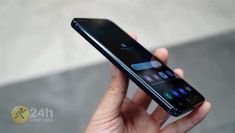 Cạnh trái của Galaxy S22 thì hoàn toàn trống. Cạnh trái của Galaxy S22 thì hoàn toàn trống.