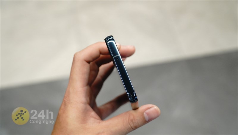 Cạnh trên của Galaxy S22 là nơi đặt mic phụ. Cạnh trên của Galaxy S22 là nơi đặt mic phụ.