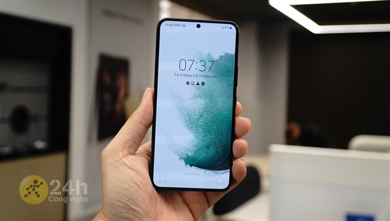 Mặt trước của Galaxy S22 vẫn là màn hình đục lỗ với kích thước 6.1 inch khá nhỏ gọn. Mặt trước của Galaxy S22 vẫn là màn hình đục lỗ với kích thước 6.1 inch khá nhỏ gọn.