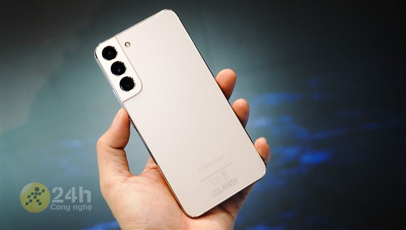 Galaxy S22 và S22+ đều có tùy chọn màu vàng hồng giống nhau. Galaxy S22 và S22+ đều có tùy chọn màu vàng hồng giống nhau.