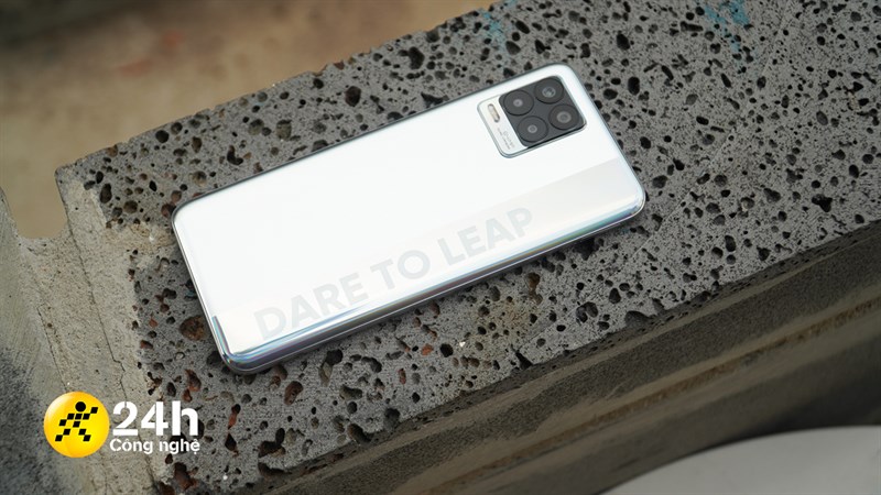 Realme 8 có mặt lưng bắt mắt với logo 'DARE TO LEAP' Realme 8 có mặt lưng bắt mắt với logo 'DARE TO LEAP'