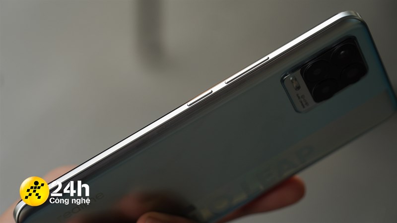 Cạnh phải của Realme 8 Cạnh phải của Realme 8
