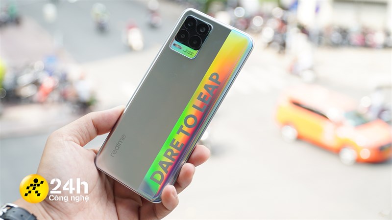 Mặc dù có viên pin lớn nhưng Realme 8 vẫn khá nhẹ Mặc dù có viên pin lớn nhưng Realme 8 vẫn khá nhẹ