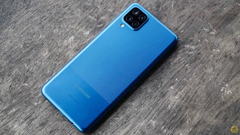 Thiết kế của Galaxy A12 trẻ trung với các sọc kẻ ngang Thiết kế của Galaxy A12 trẻ trung với các sọc kẻ ngang