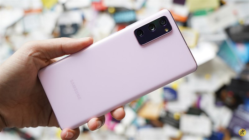 Thiết kế sang trọng được thừa hưởng từ dòng S của Galaxy S20 FE nhưng với nhiều màu trẻ trung hơn Thiết kế sang trọng được thừa hưởng từ dòng S của Galaxy S20 FE nhưng với nhiều màu trẻ trung hơn