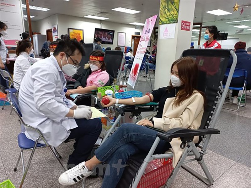 Nhiều người tham gia hiến máu tại Lễ hội Xuân hồng Nhiều người tham gia hiến máu tại Lễ hội Xuân hồng