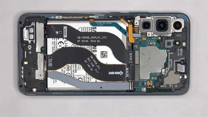 Ảnh chụp các thành phần cấu tạo bên trong của Galaxy S22 Ảnh chụp các thành phần cấu tạo bên trong của Galaxy S22