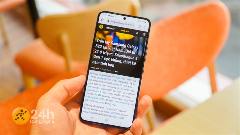 Chiếc Galaxy S22 có kích thước nhỏ giúp bạn dễ dàng sử dụng bằng 1 tay Chiếc Galaxy S22 có kích thước nhỏ giúp bạn dễ dàng sử dụng bằng 1 tay