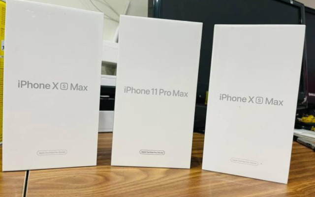 iPhone tân trang được đóng bên trong một chiếc hộp màu trắng có in tên của máy.