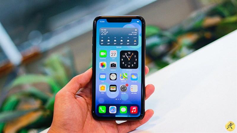 Máy có thiết kế tương tự như đàn anh iPhone Xr