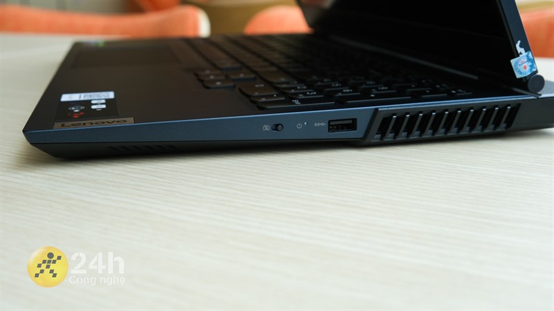 Cạnh phải của Lenovo Legion 5 15ITH6 với đèn báo nguồn, công tắc webcam và cổng USB-A 3.2. Cạnh phải của Lenovo Legion 5 15ITH6 với đèn báo nguồn, công tắc webcam và cổng USB-A 3.2.