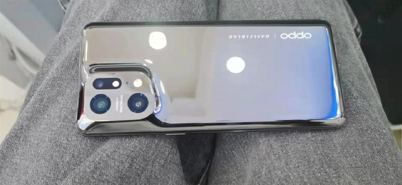 Hình ảnh thực tế của OPPO Find X5 Pro với phiên bản màu trắng gốm bóng bẩy