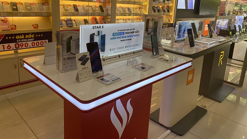 Kệ trưng bày Vsmart tại một cửa hàng bán lể Kệ trưng bày Vsmart tại một cửa hàng bán lể