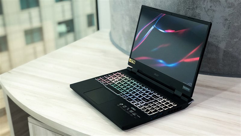 Màn hình 15.6 inch với góc nhìn rộng và màu sắc sống động từ tấm nền IPS. 