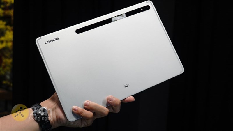 Nơi gắn S Pen là một điểm cộng cho thiết kế Nơi gắn S Pen là một điểm cộng cho thiết kế