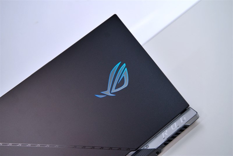 Logo con mắt ROG ở mặt trước cũng được trang bị đèn LED RGB trông rất là ngầu. Nguồn: ASUS. Logo con mắt ROG ở mặt trước cũng được trang bị đèn LED RGB trông rất là ngầu. Nguồn: ASUS.