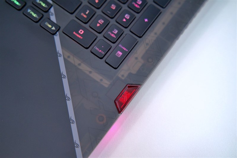 Phần Keystone cũng là một điểm nhấn đặc biệt trên mặt C của ROG Strix SCAR 17. Nguồn: ASUS. Phần Keystone cũng là một điểm nhấn đặc biệt trên mặt C của ROG Strix SCAR 17. Nguồn: ASUS.