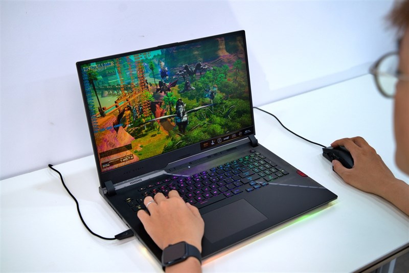 ROG Strix SCAR 17 được trang bị keo tản nhiệt thế hệ mới nhất cùng với hệ thống 4 khe thoát nhiệt độc quyền của ROG. Nguồn: ASUS. ROG Strix SCAR 17 được trang bị keo tản nhiệt thế hệ mới nhất cùng với hệ thống 4 khe thoát nhiệt độc quyền của ROG. Nguồn: ASUS.