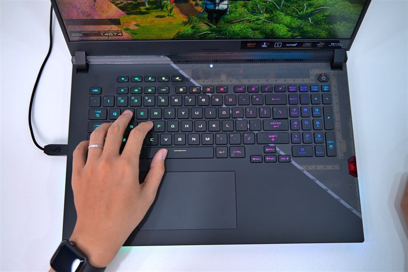 Thiết kế mặt C rất độc đáo trên ROG Strix SCAR 17. Nguồn: ASUS. Thiết kế mặt C rất độc đáo trên ROG Strix SCAR 17. Nguồn: ASUS.