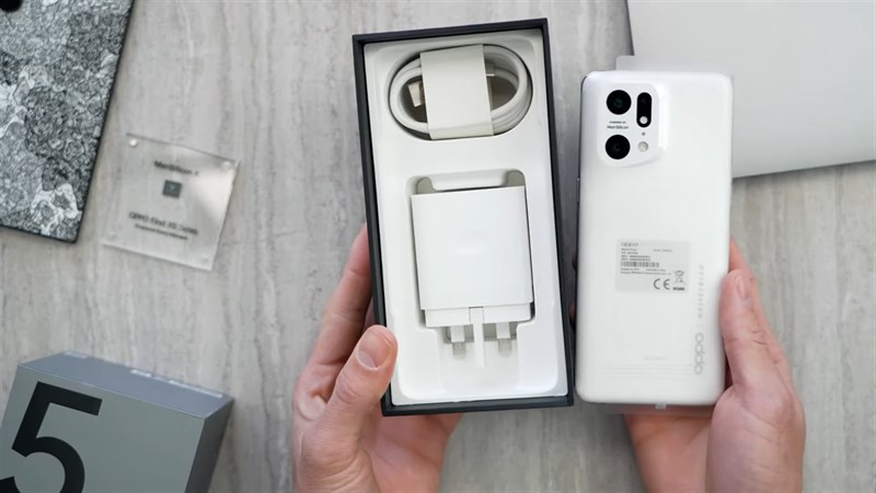 Bộ cáp sạc và chiếc OPPO Find X5 Pro. Nguồn: Karl Conrad.