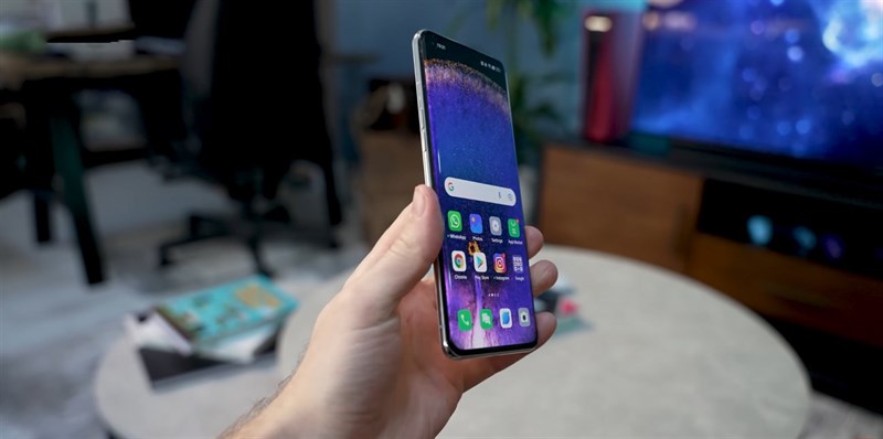 Cạnh trái của OPPO Find X5 Pro là nơi đặt cụm phím tăng/giảm âm lượng. Nguồn: The Tech Chap.