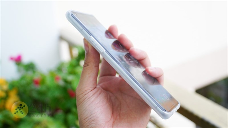 Bên trong, chúng ta sẽ có sách hướng dẫn sử dụng, que chọc sim, ốp lưng được làm dạng nhám mờ. Bên trong, chúng ta sẽ có sách hướng dẫn sử dụng, que chọc sim, ốp lưng được làm dạng nhám mờ.