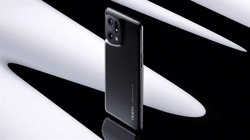 OPPO Find X5 Pro vẫn sở hữu thiết kế tinh tế với những đường cong mềm mại cùng cụm camera lồi liền khối với lưng máy