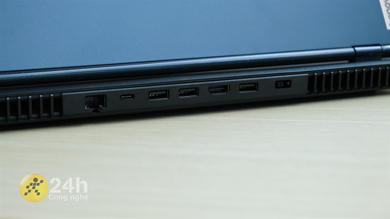 Cạnh sau nơi chưa đa số cổng kết nối của Lenovo Legion 5 15ITH6.