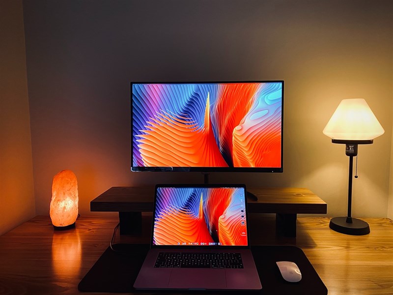 Màn hình PLS LCD mang đến cho người dùng góc nhìn rộng và màu sắc nhất quán hơn. Nguồn: Unsplash.