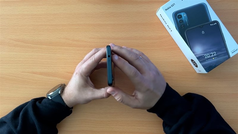Cạnh trên Nokia G21 là nơi đặt lỗ cắm tai nghe 3.5 mm Cạnh trên Nokia G21 là nơi đặt lỗ cắm tai nghe 3.5 mm