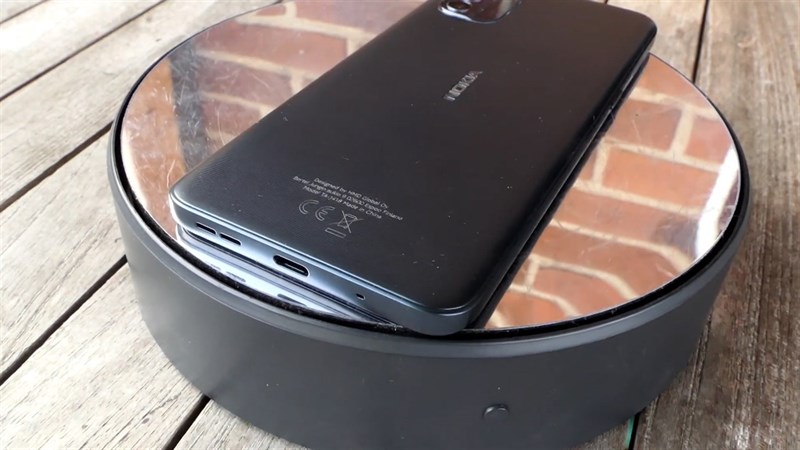 Mặt lưng và khung viền Nokia G21 được hoàn thiện từ nhựa Mặt lưng và khung viền Nokia G21 được hoàn thiện từ nhựa