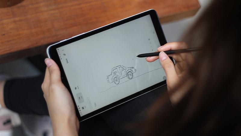 Chiếc Galaxy Tab này có sẵn S Pen trong máy giúp bạn thoải mái vẽ vời mà không cần mua ngoài