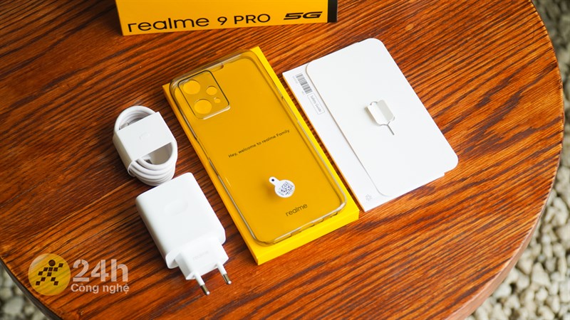 Bên trong hộp đựng của Realme 9 Pro