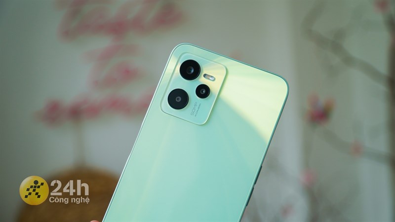 Chúng ta có thể bắt gặp những vân sáng xuất phát từ cụm camera trên mặt lưng của Realme C35. 