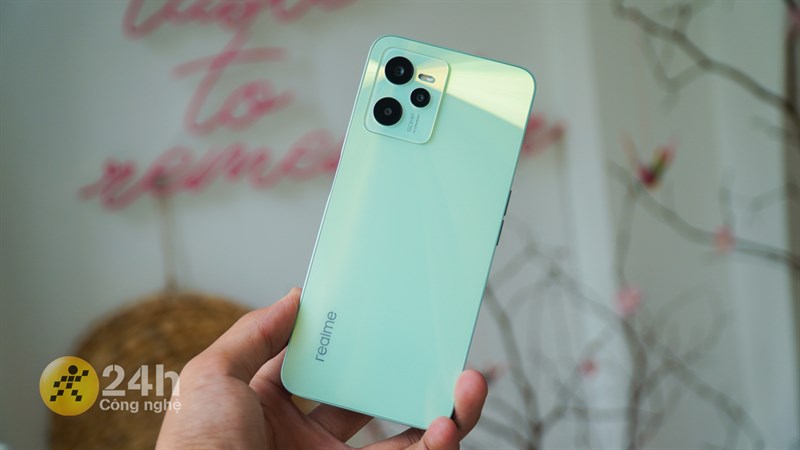 Realme C35 sở hữu một phong cách thiết kế hiện đại và có phần khá cao cấp.