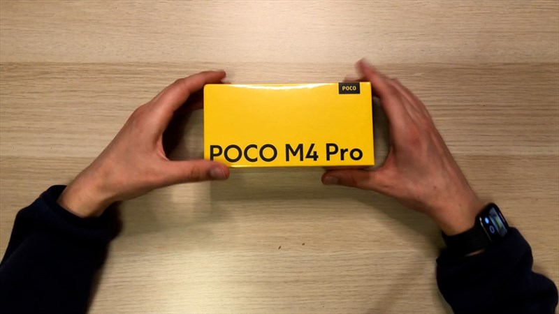 Hộp đựng của POCO M4 Pro 4G nổi bật với hai màu chủ đạo là vàng và đen