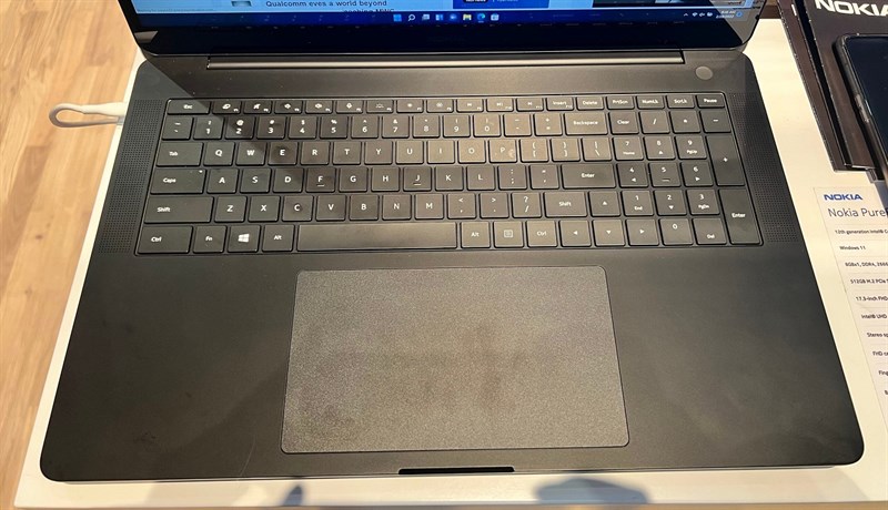 Nokia PureBook 17 được trang bị bàn phím full size rộng rãi cùng với bàn di chuột có kích thước lớn Nokia PureBook 17 được trang bị bàn phím full size rộng rãi cùng với bàn di chuột có kích thước lớn