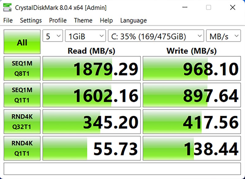 Sử dụng phần mềm Crystal Diskmark để đo tốc độ đọc/ghi của ổ cứng SSD bên trong ASUS ZenBook 14 UX425EA.