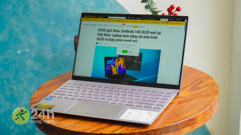 ASUS ZenBook 14 UX425EA có khối lượng chỉ 1.17 kg cùng độ dày là 13.9 mm.